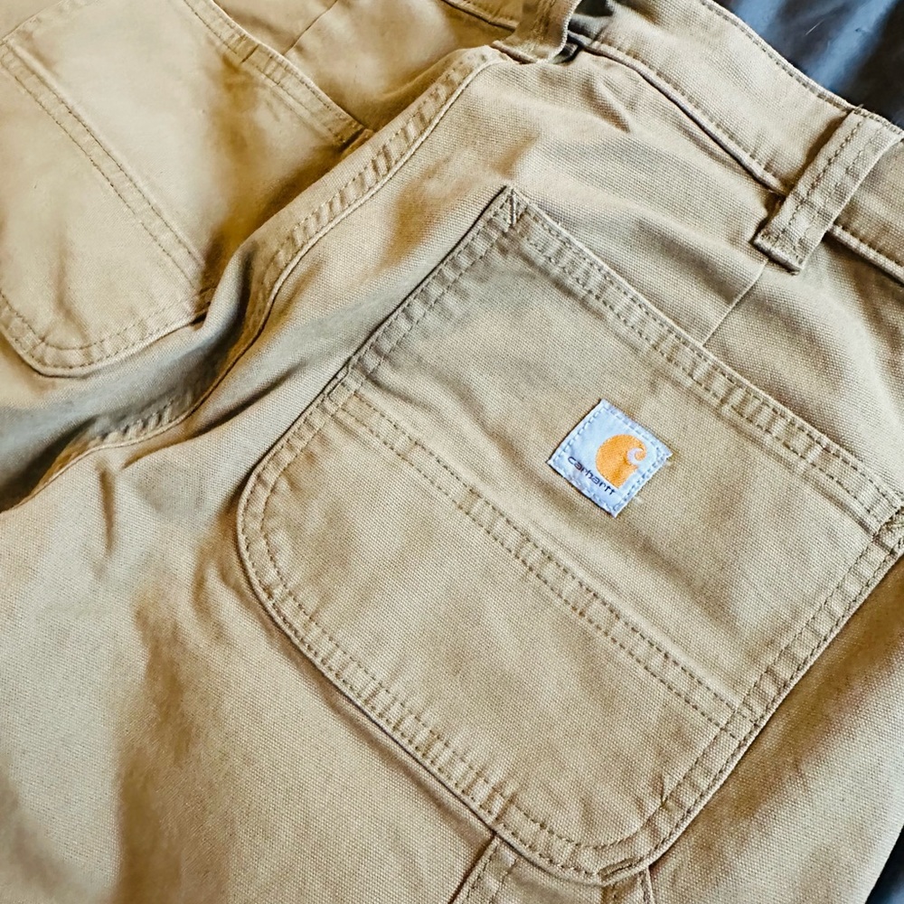 Women’s Carhartt Cargo Loose fit Size 4 Short